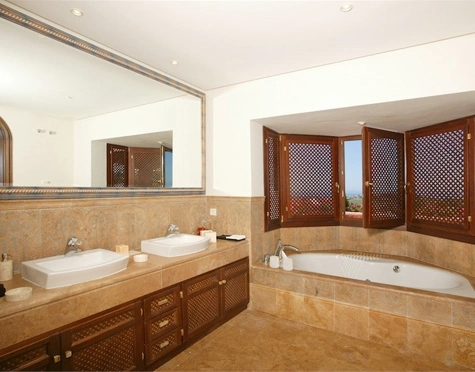 Villa for sale in Benahavis