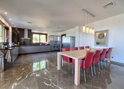Villa for sale in Benahavis