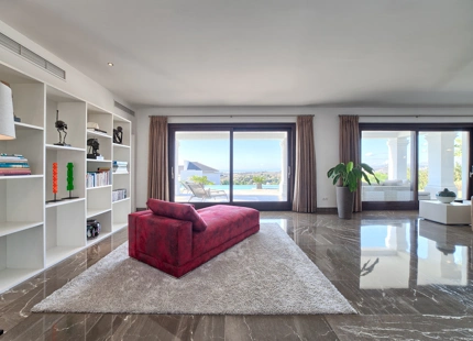 Villa for sale in Benahavis