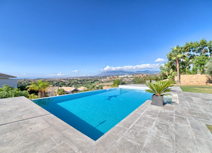 Villa for sale in Benahavis