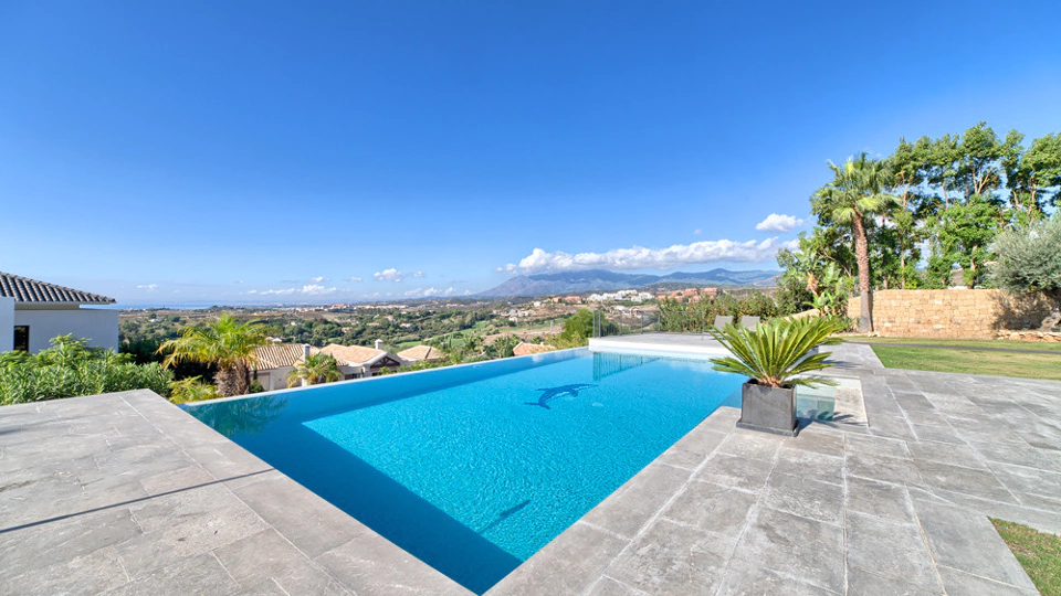 Villa for sale in Benahavis