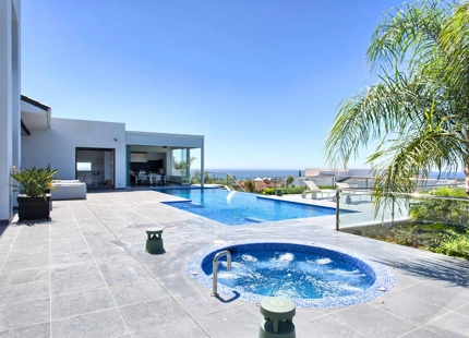 Villa for sale in Benahavis