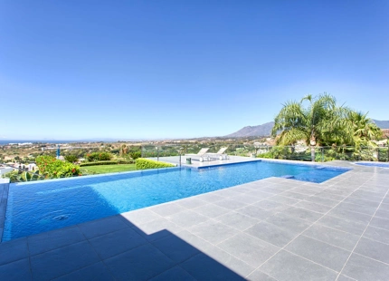 Villa for sale in Benahavis