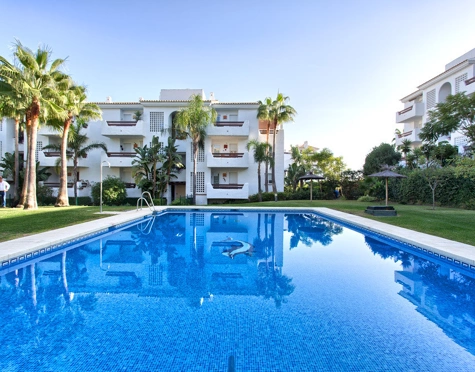 Apartamento en alquiler a corta temporada en New Golden Mile, Estepona East