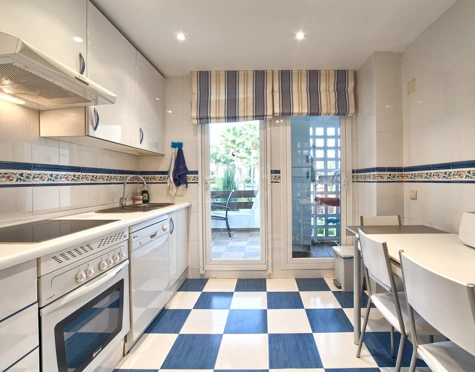 Apartamento en alquiler a corta temporada en New Golden Mile, Estepona East