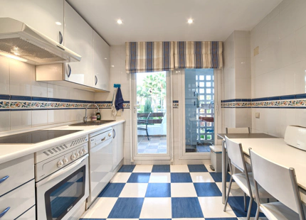 Apartamento en alquiler a corta temporada en New Golden Mile, Estepona Este