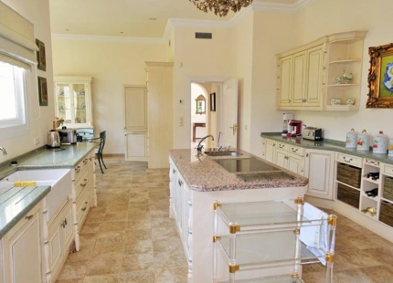 Villa for long term rent in Benahavis