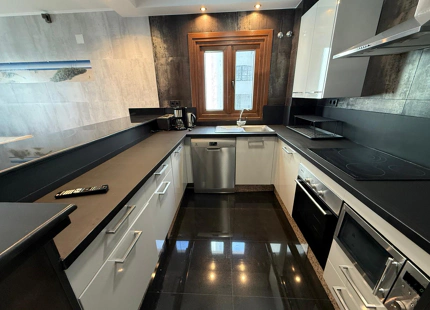 Apartamento de lujo en primera línea de playa con vistas al mar y al puerto en Puerto Banús, Marbella