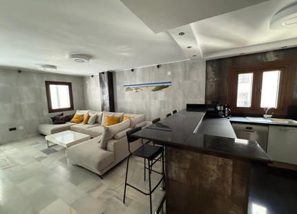 Apartamento de lujo en primera línea de playa con vistas al mar y al puerto en Puerto Banús, Marbella
