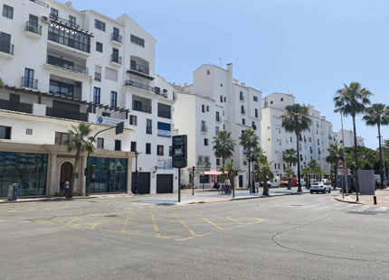 Apartamento de lujo en primera línea de playa con vistas al mar y al puerto en Puerto Banús, Marbella