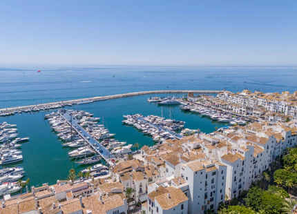 Apartamento de lujo en primera línea de playa con vistas al mar y al puerto en Puerto Banús, Marbella