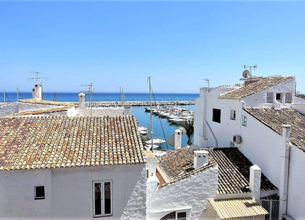 Apartamento de lujo en primera línea de playa con vistas al mar y al puerto en Puerto Banús, Marbella