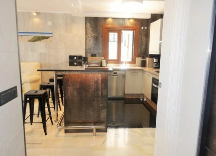Apartamento de lujo en primera línea de playa con vistas al mar y al puerto en Puerto Banús, Marbella