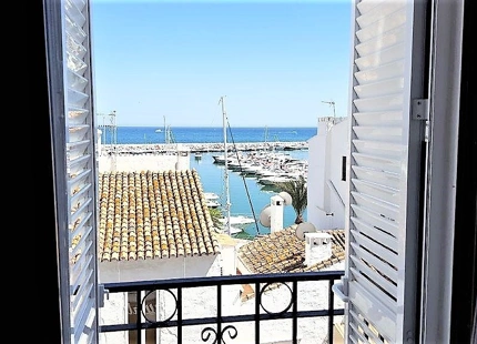 Apartamento de lujo en primera línea de playa con vistas al mar y al puerto en Puerto Banús, Marbella