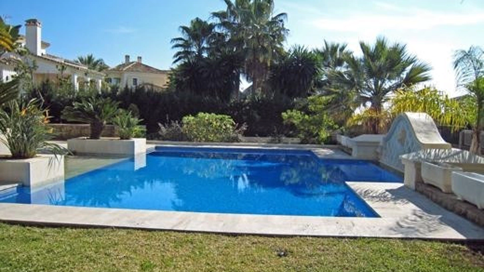 Villa for sale in Las Chapas, Marbella East