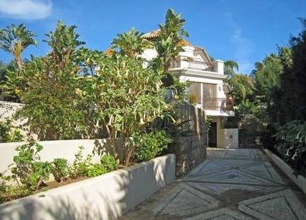 Villa for sale in Las Chapas, Marbella East