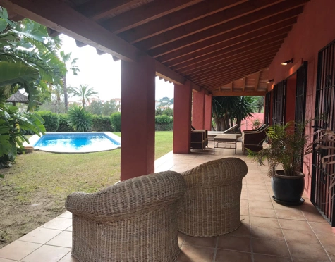 Villa en alquiler a corta temporada en Atalaya, Estepona East