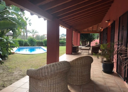 Villa en alquiler larga temporada en Atalaya, Estepona Este