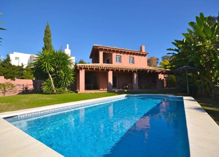 Villa en alquiler larga temporada en Atalaya, Estepona Este