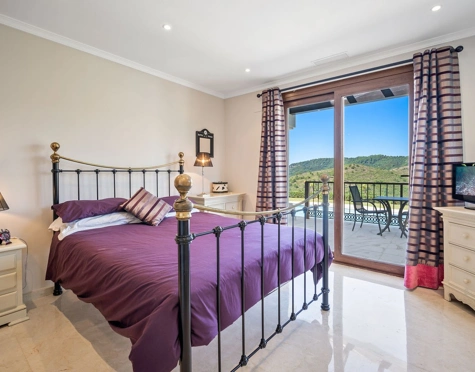 Villa for sale in Benahavis