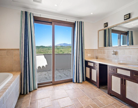 Villa for sale in Benahavis