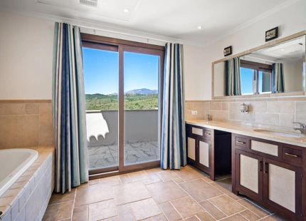 Villa for sale in Benahavis