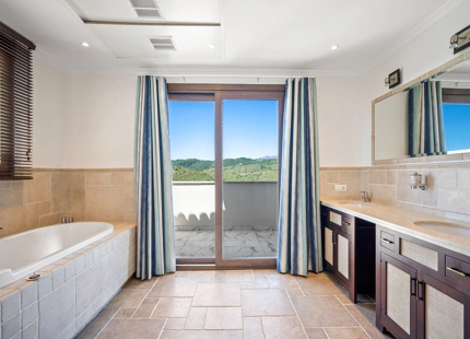 Villa for sale in Benahavis