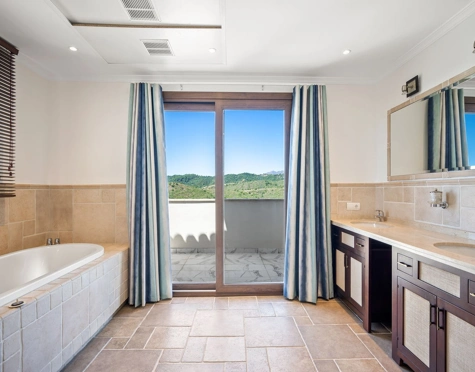Villa for sale in Benahavis