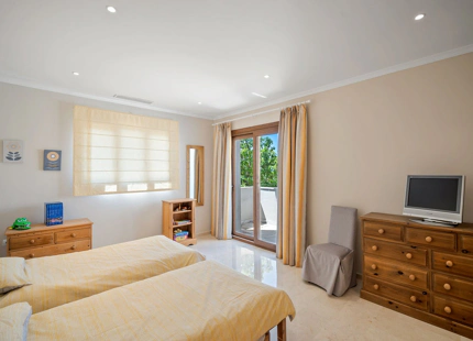 Villa for sale in Benahavis