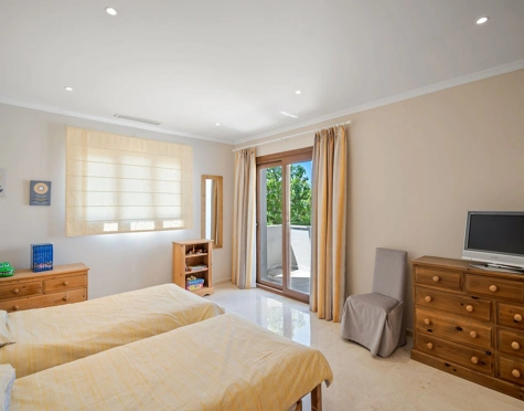 Villa for sale in Benahavis