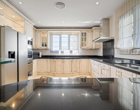 Villa for sale in Benahavis