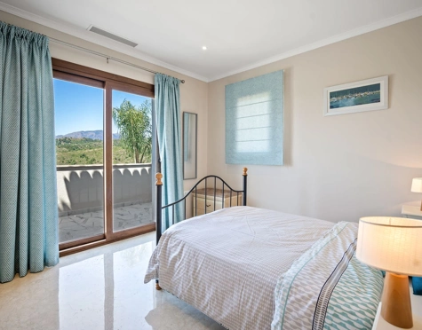 Villa for sale in Benahavis