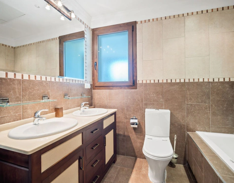 Villa for sale in Benahavis
