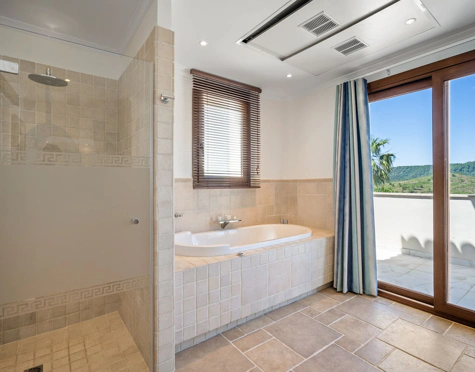 Villa for sale in Benahavis