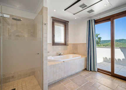 Villa for sale in Benahavis