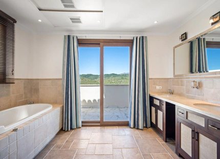 Villa for sale in Benahavis