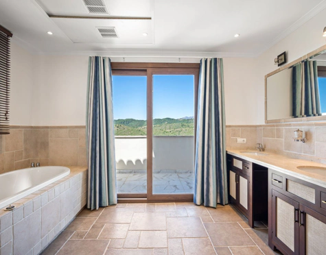 Villa for sale in Benahavis