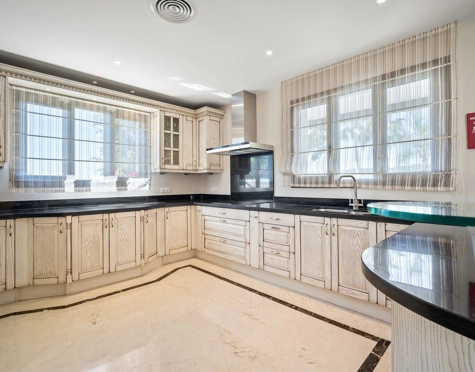 Villa for sale in Benahavis
