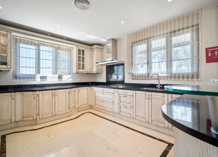 Villa for sale in Benahavis