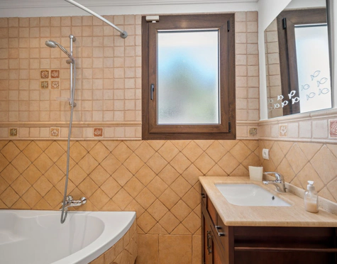 Villa for sale in Benahavis