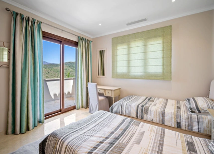 Villa for sale in Benahavis