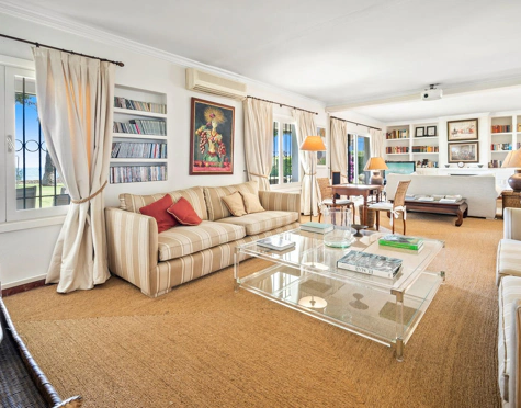 Villa for sale in Estepona