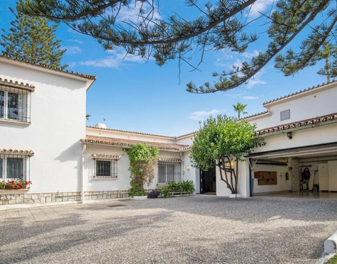 Villa for sale in Estepona