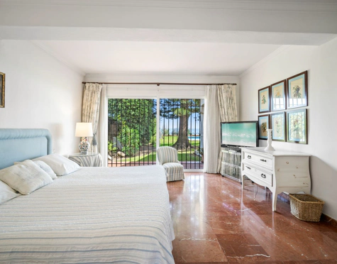 Villa for sale in Estepona