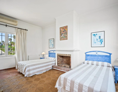 Villa for sale in Estepona