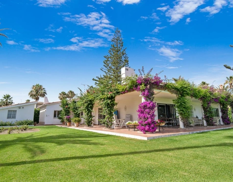 Villa for sale in Estepona