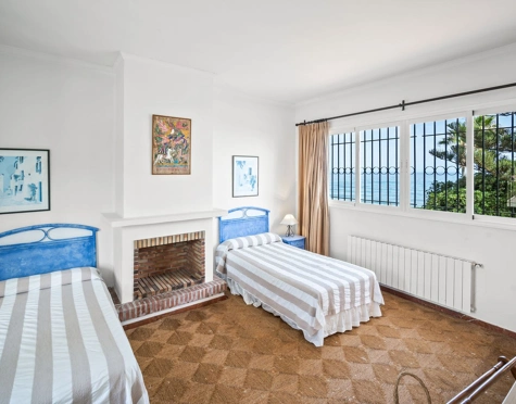 Villa for sale in Estepona
