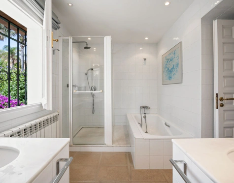 Villa for sale in Estepona
