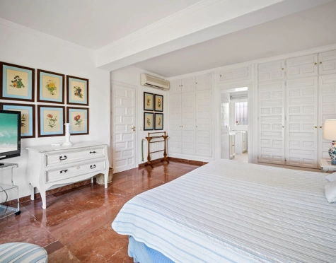 Villa for sale in Estepona