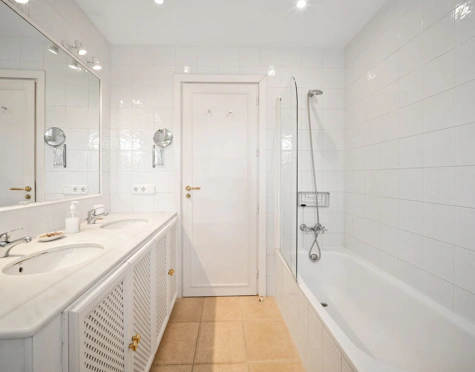 Villa for sale in Estepona